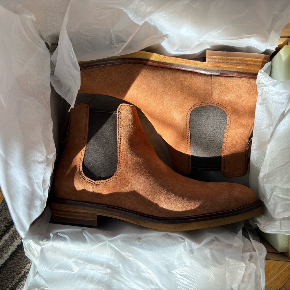 Clarks Gobi Chelsea Boot Size 8 Dark Tan Suede